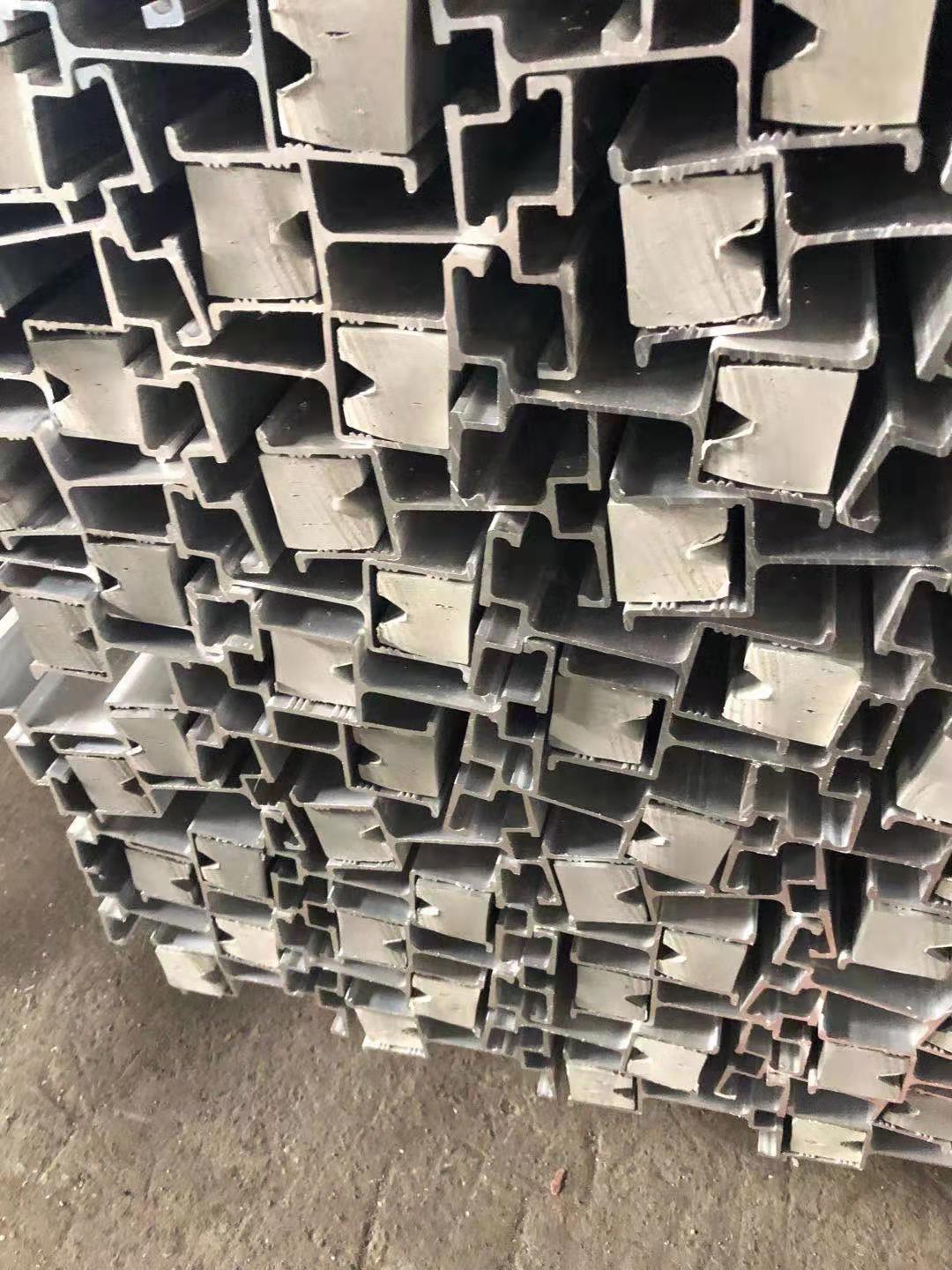 Viga de aluminio de 6,5" con tira de plástico insertada